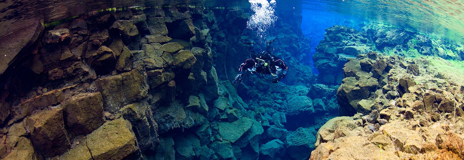 diving between tectonic plates