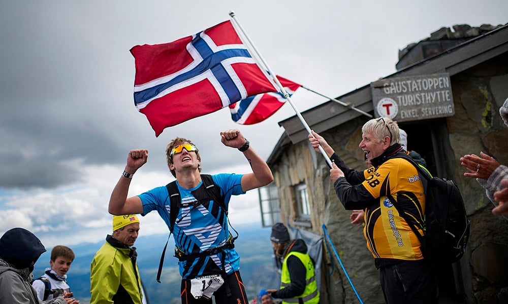 Crossing the finish line at Norseman triathlon ©Agurtxane Concellon/nxtri.no